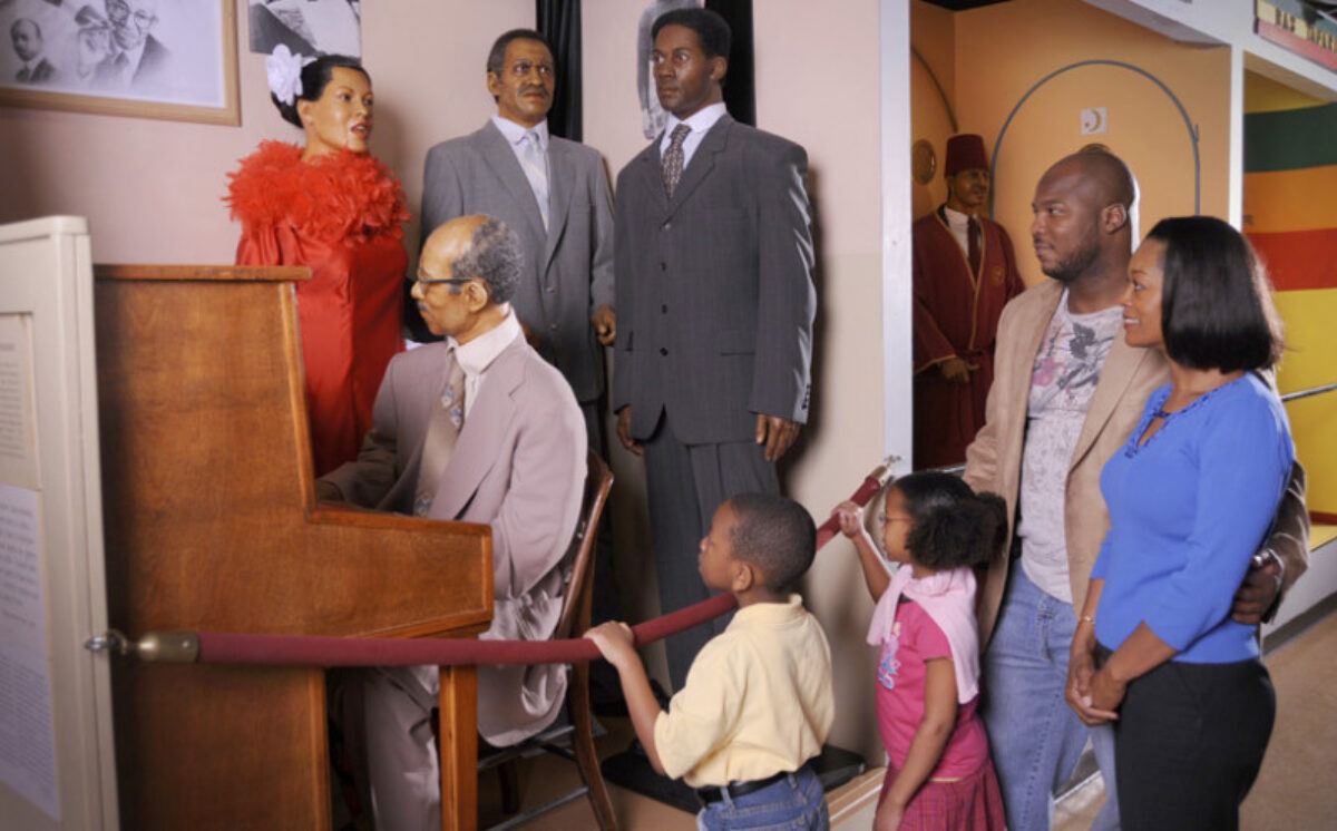 children look at wax figures
